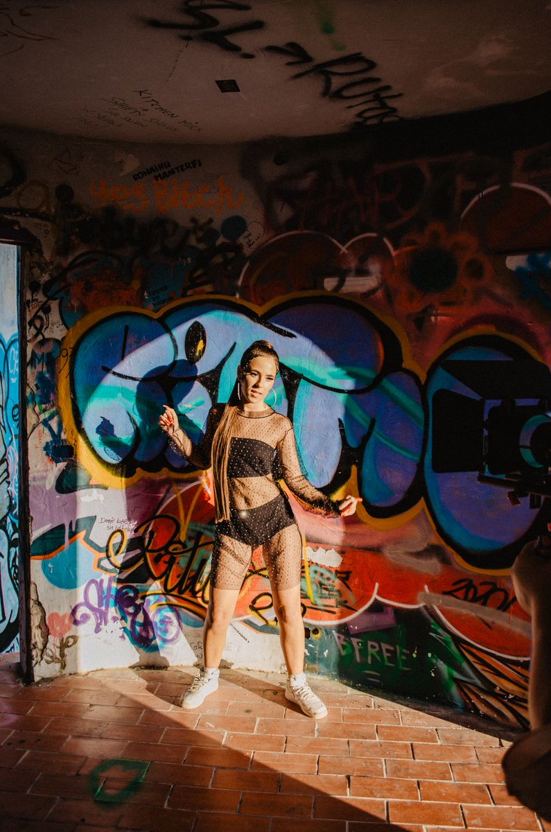 KISSMYFAIRYIBIZ's tweet photo. 🎥🎵 BTS 🎥🎵
Watch the full music video -> https://t.co/QCkIzZU2Vf
ARTIST: @ananietomusic
Prod: @zepermusic
Video/Dirección: @yasminartvisual
ORGANISER: @bluesevenevents
MAKEUP: @makeubydafne
HAIR @kissmyfairyibz
PHOTOGRAPHER: @followmybackpacking
Making-Off aux: @_sophiesophia https://t.co/UQTHbxgMXG