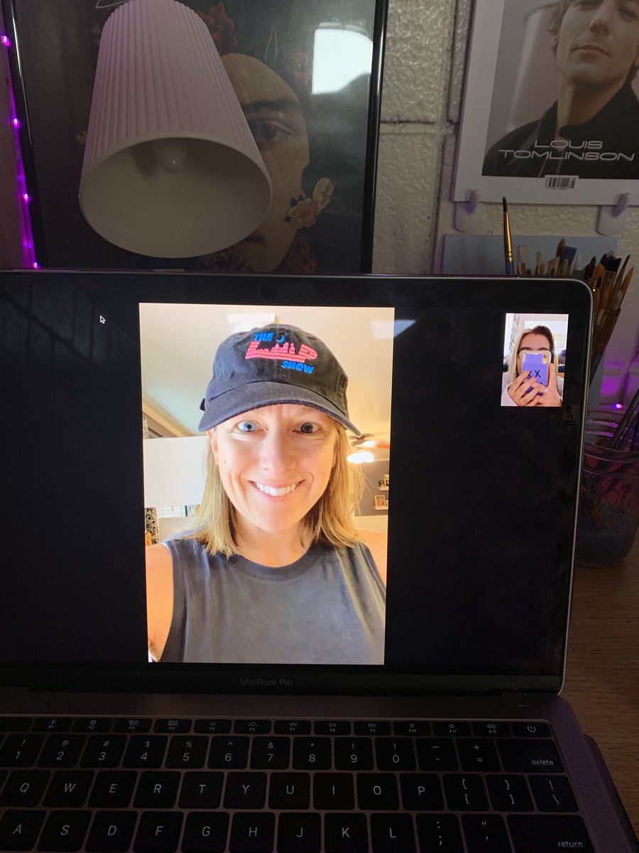 GOLD3NLIZ's tweet image. my lp show merch got sent to my house and my mom had to model the merch for me💙💓 @LiamPayne #lpshow #lpshowact2 #lpshow2