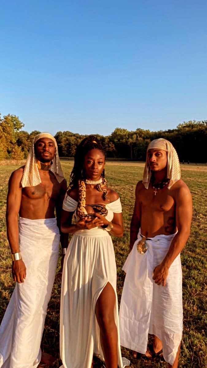 lovedelee_'s tweet photo. KINGS &amp; QUEENS ♛🐍 https://t.co/AKni0j1ZkK