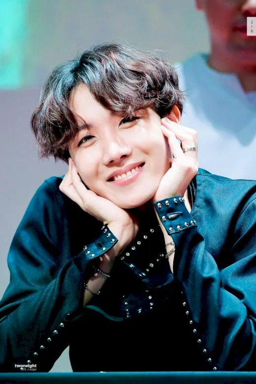 hanashugs's tweet photo. (✉️)₍₁₎ New Message! ‧₊˚✧

❥ From: anonymous
❦ To: @fromahobi 

⁀➷ Message: heres hobi smiling for youuu, hope he can make you smileee
༉‧₊

୨ Gift: jung hoseok (hobi <3) smiling ! ୧

Have a good day! ♡︎♥︎♡︎ https://t.co/UOGLnu11bm