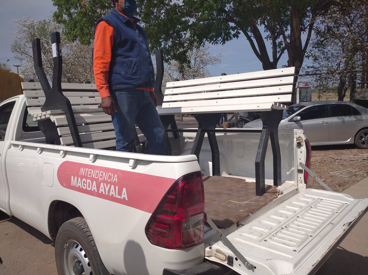 Más beneficios para los espacios verdes de #Barranqueras gracias @magda_ayal , realizamos otro canje de materiales recuperados de la planta de#RSU por mobiliarios hechos de tapitas y de botellas.
@matias_sola <a href="/QUANTARECICLAJE/">QUANTA RECICLAJE</a> <a href="/javier_noguera/">Javier Noguera</a>
 #plazassustentables #ambiente #ODS17