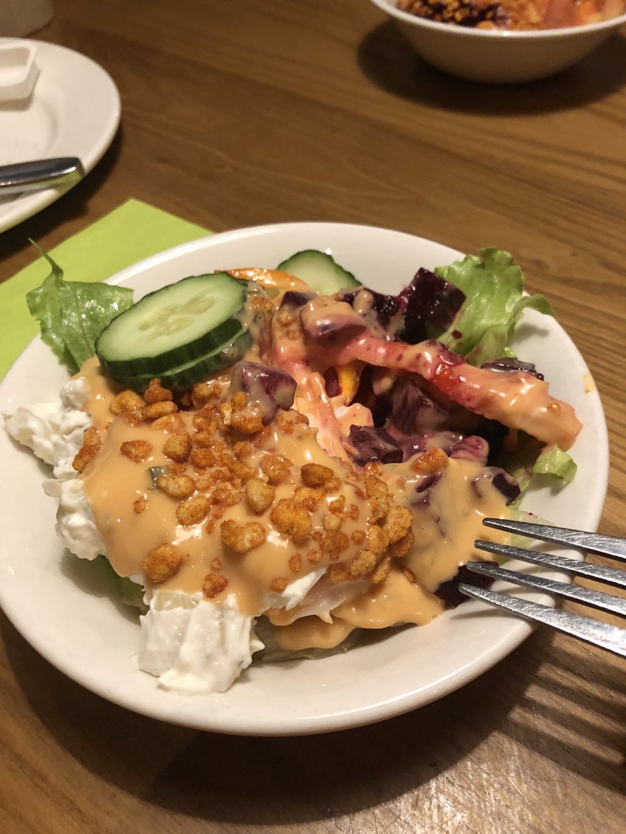 SurreyUltra's tweet photo. SALAD BAR 🚨 THIS IS NOT A DRILL #haveyoueverbeentoaharvesterbefore 😷 #sincelockdown 😷😷 https://t.co/y19YvaphPg