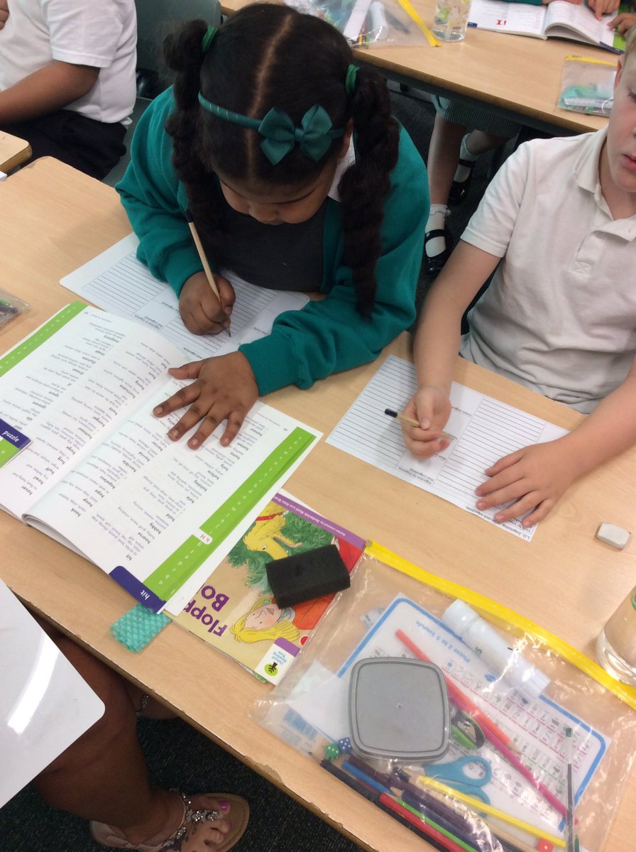 Lakeside_school's tweet photo. Y2SV were learning how to use thesaurus’ today - great use of the alphabet and some much better word choices used. #thesauruswork #synonyms https://t.co/UxkQAvw5Gj