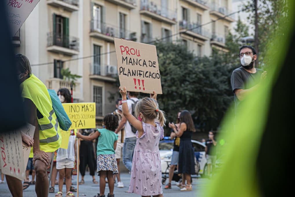 afa9graons's tweet photo. Ahir les famílies de l’ @escola9graons vam començar el curs al carrer perquè la nostra escola, un any més, està inacabada i li volem dir al  @consorciedubcn que aquesta improvisació no es pot repetir cada any. #stopincomplimentsCEB
📸 @Chichiflesky https://t.co/dZgUvlaoXn