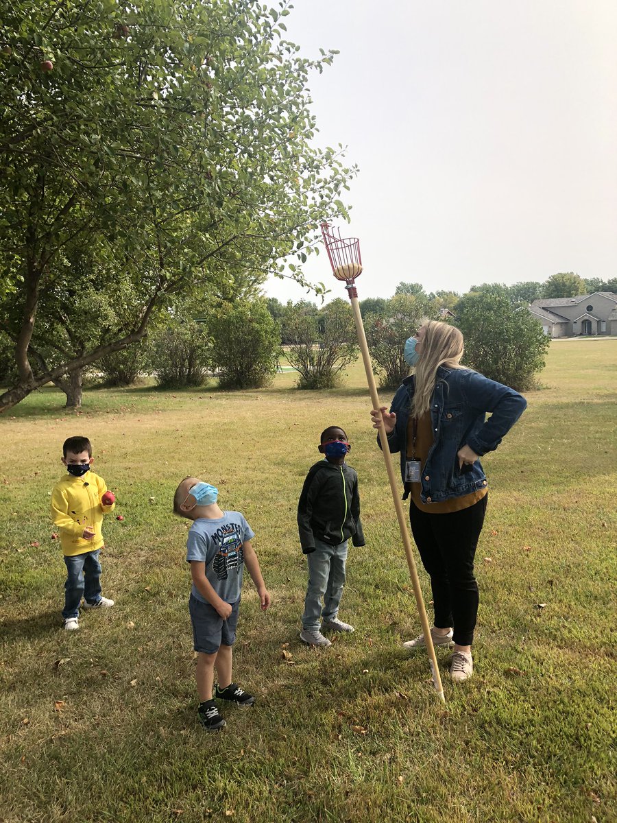 ShanaBoxler's tweet photo. What a fun time!  Mrs. McLain’s PK class got to pick apples yesterday!  They also sang songs about apples.  They loved using the apple picker!  #thedusterway #HoldregeDusters https://t.co/YSCStoYe2x
