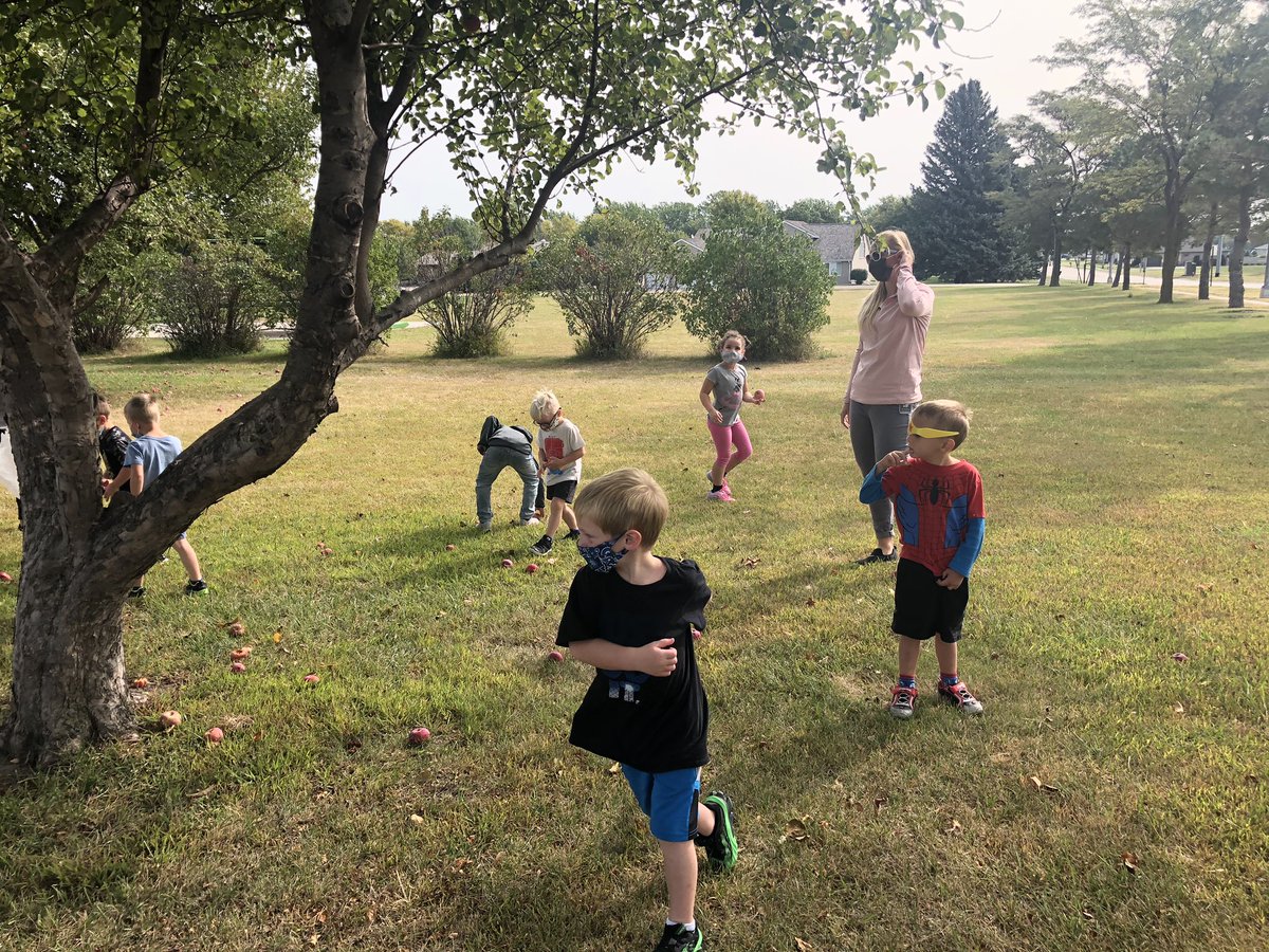 ShanaBoxler's tweet photo. What a fun time!  Mrs. McLain’s PK class got to pick apples yesterday!  They also sang songs about apples.  They loved using the apple picker!  #thedusterway #HoldregeDusters https://t.co/YSCStoYe2x