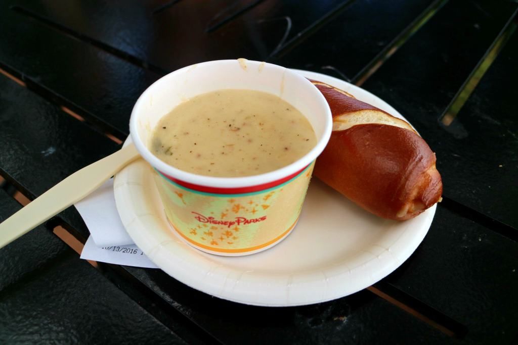 kariss_leigh's tweet image. 15 iconic Disney World foods I can&apos;t wait to order on my next trip buff.ly/2CdifiF #disneyword #disneyparks #waltdisneyworld #disneybloggers #wdw @DisneyBlogRT