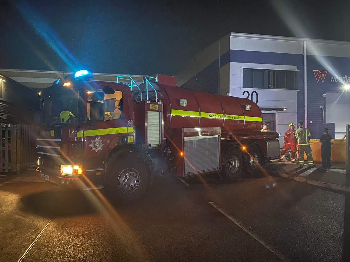 CFO_WMFS's tweet photo. And big thanks to @ECFRS and @kentfirerescue for use of their water bowsers at the incident. Made life as a BMA easier whilst we tried to secure better hydrant supplies. #crossborder #partnership. https://t.co/VJAMcHlIQg