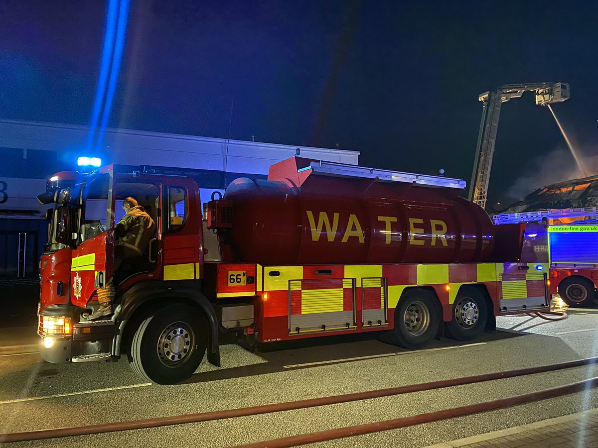 CFO_WMFS's tweet photo. And big thanks to @ECFRS and @kentfirerescue for use of their water bowsers at the incident. Made life as a BMA easier whilst we tried to secure better hydrant supplies. #crossborder #partnership. https://t.co/VJAMcHlIQg