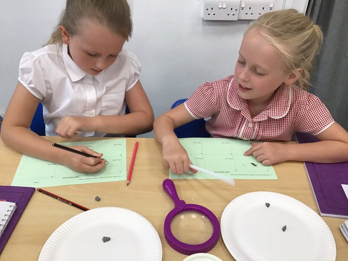 H_E_P_S's tweet image. Northmoor have explored different types of rock this afternoon. They took their time to make careful observations and descriptions of their properties. #hepscience