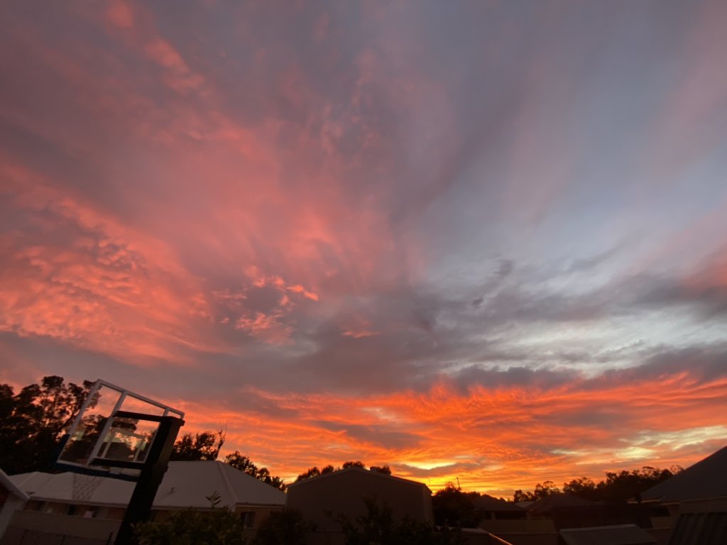 neb_ando's tweet photo. @weather_wa @BunburyWeather @2017Ferret @BigV2011WCE @RKMac65 @drstip @perthovalman @baxlex @ImTheOnlyAstro @Richard_Kreider @Barnsy_Lisa @Rob_lebob @ManjitK6987 @paulmp @Sparrow_65 @TheWAWG @aussie_robbob @WendyBirdOZ @timeanddate Going off like a frog in a sock down here in #donnybrookwa https://t.co/us8t1IpsA4