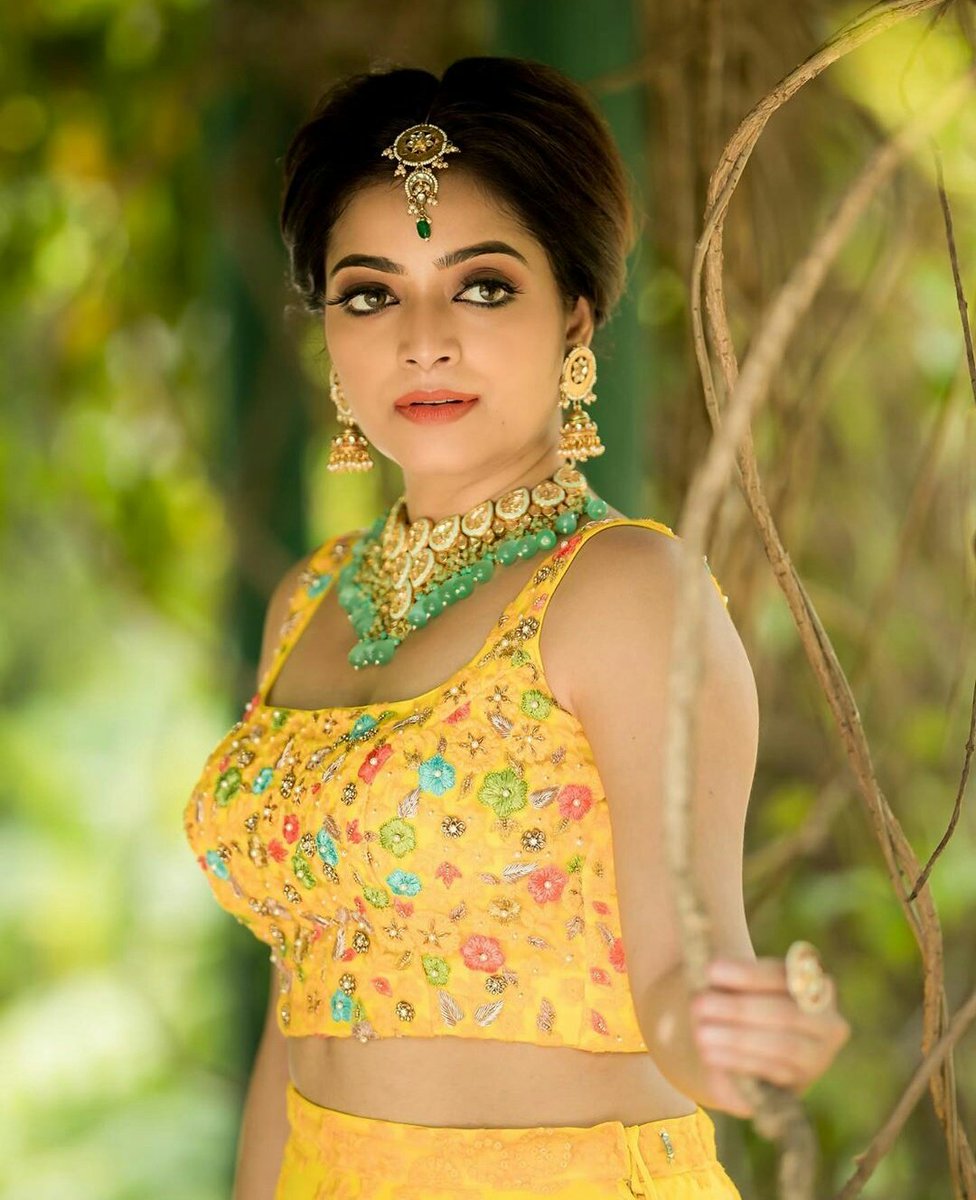 OnlyHeroines's tweet photo. #JananiIyer 💛 https://t.co/b2xrQA05Hw