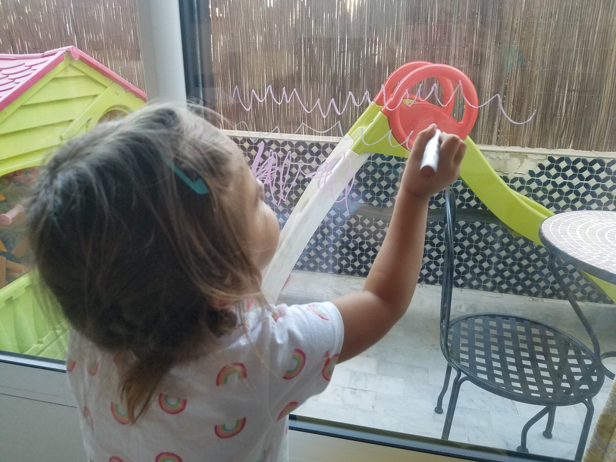 BENJoy_Asso's tweet photo. Test réussi ! Bye bye les feutres bonjour le crayon gras ! Il suffit d'un peu d'eau et d'un chiffon micro-fibre, voire un tawashi. #profsentransition #zerodechet #developpementdurable #crayonsgroovetriple @GaelleAssoune https://t.co/zkEt6X9lGv