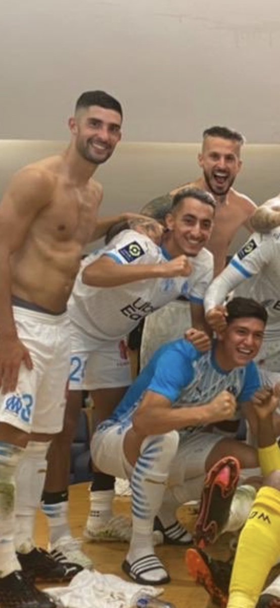Axel_OM_'s tweet photo. mdrrr Alvaro il a vu que ça allait être chaud pour sa gueule les polémiques il a dit à Khaoui "oh couscous viens faire la photo avec moi" https://t.co/HKaOH6b3wy