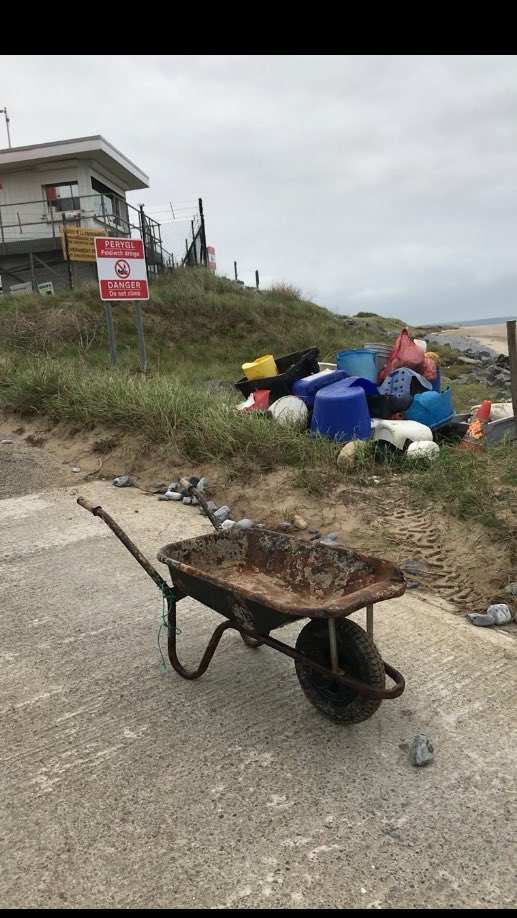Another shout out and a big thank you to the fab staff at <a href="/QinetiQ/">QinetiQ Group</a> <a href="/MOD_Pendine/">MOD Pendine </a> for yet again helping us get more plastic pollution off the beach 💙 #2minutebeachclean <a href="/PaulBundy22/">paul langdon</a>