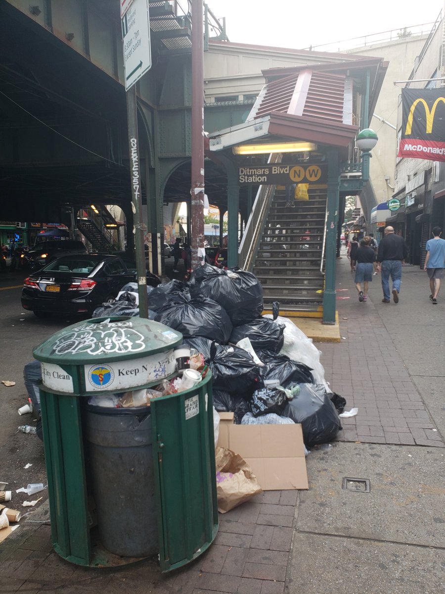 EmilitoFG's tweet photo. Right off the subway. #trashcity #NYC https://t.co/Hc9d7ndGsQ