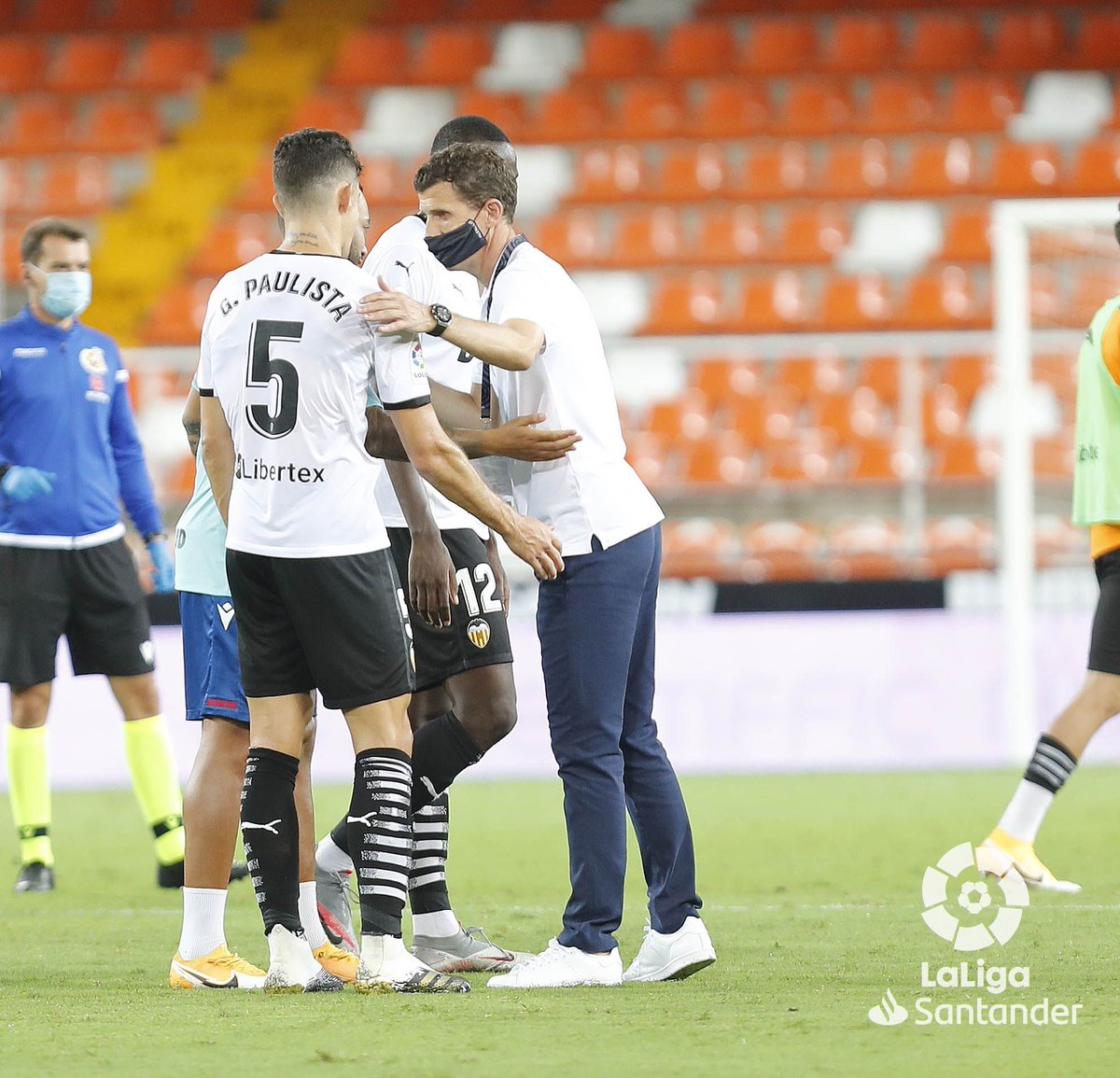LaLiga's tweet photo. ✌ DEBUT con VICTORIA. 

💥 Javi Gracia ya tiene la primera victoria de su @valenciacf. 

#LaLigaSantander #HayQueVivirla https://t.co/5Z3OymJoog