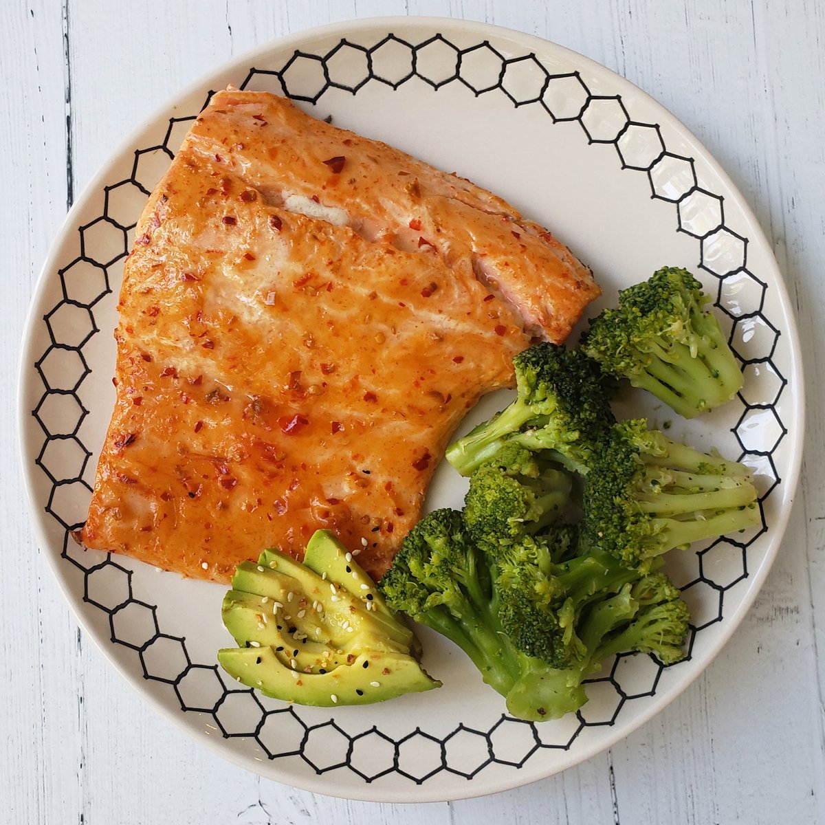 Please feast your eyes upon this gigantic salmon filet plate! 😍 #swoon

It marinated in G Hughes Sugar Free Sweet Chili Dipping Sauce for a few hours before being air fried to perfection. 👌🏼

We got the salmon fresh from <a href="/AldiUSA/">ALDI USA</a> for $6/pound! 🐟💯 #keto