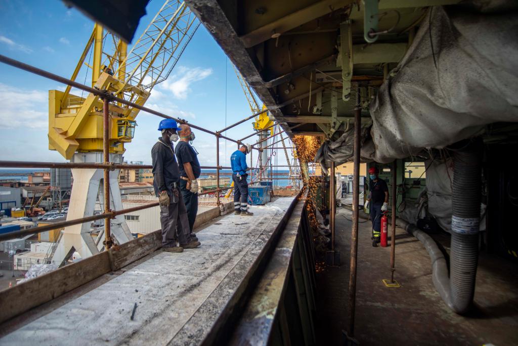 We work hard at sea and in the yards. #NavyReadiness

#USSMountWhitney gets worked on during the ship’s dry dock phase in San Giorgio del Porto in Genoa, Italy. Mount Whitney, the U.S. 6th Fleet flagship, is in a regularly-scheduled overhaul.