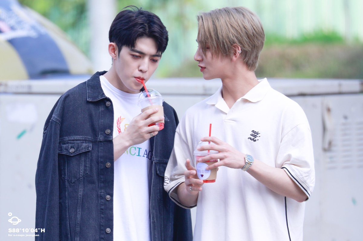 hourly_scoups's tweet photo. with @hourlyjoshy 

#SCOUPS #SEVENTEEN #에스쿱스 #최승철 #エスクプス #세븐틴 @pledis_17 https://t.co/t3DqGcSLJl