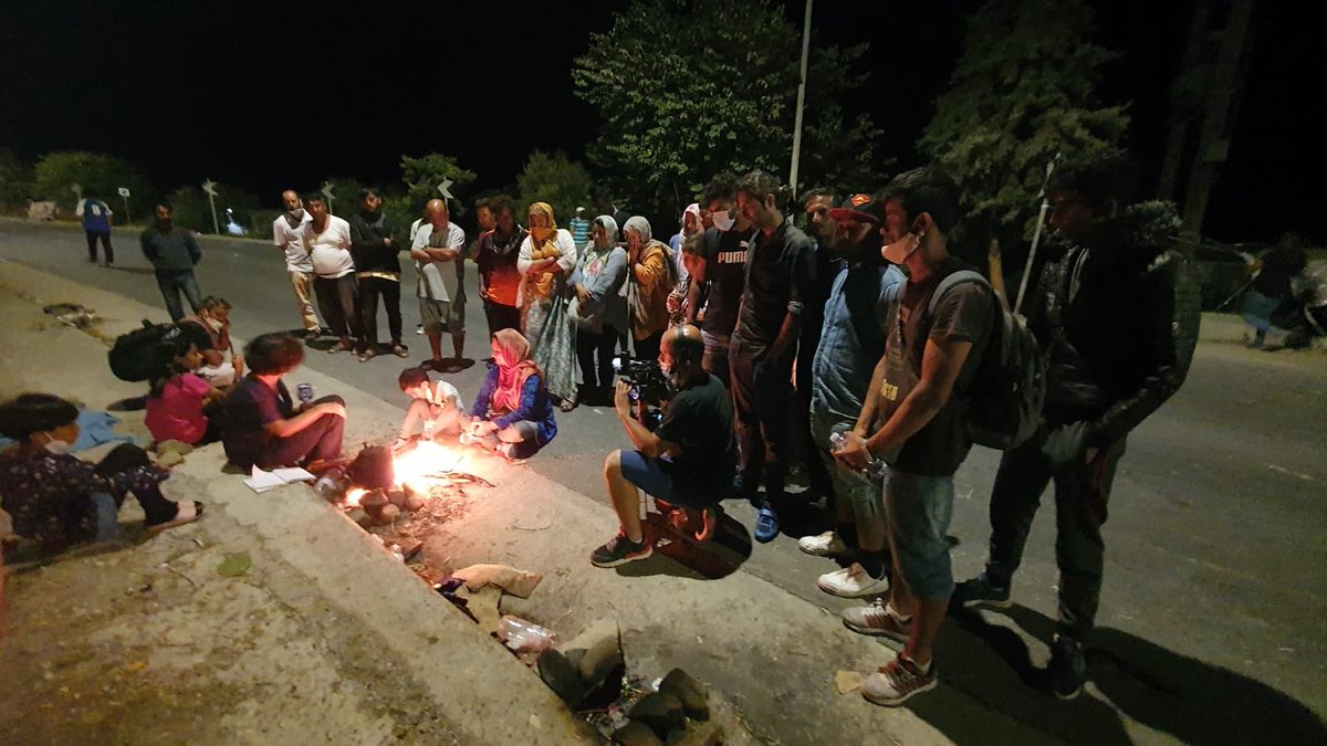 So saßen wir eben auf der Strasse, um zu <a href="/annewill/">Anne Will</a> @AnneWillTalk zu schalten. Gegenüber v Lidl.Drumherum haben alle versucht irgendeine Neuigkeit mitzukriegen. Hier kursieren so viele Gerüchte. Und die Kinder immer mittendrinnen. Nicht gesund.#Moria Dank für das Fotos <a href="/besmaili/">Bamdad Esmaili</a>