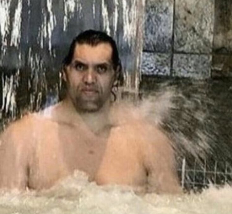 raphin0u's tweet photo. Paredes quand il s’agit de faire la bagarre vs Paredes quand il s’agit de jouer au football #PSGOM https://t.co/WxSg7oALk5