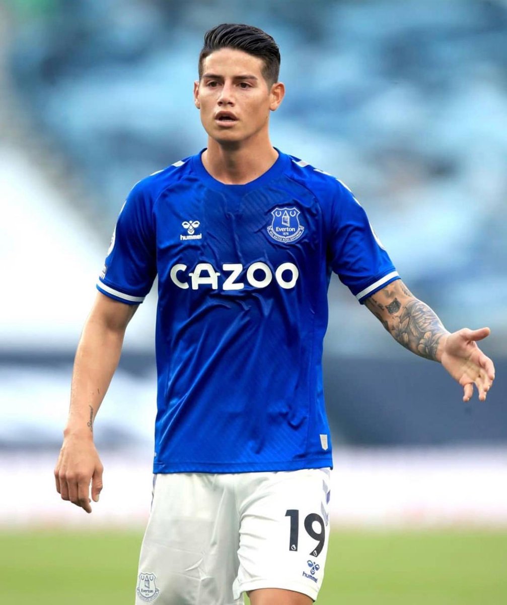 charlatacticap1's tweet photo. CONDUCTOR DE JUEGO - El colombiano @jamesdrodriguez tuvo una buen debut con @Everton en la victoria (1-0) ante Tottenham por @premierleague. Disputó 89 minutos y generó 5 ocasiones con pases precisos. Jugó con perfil cambiado, lanzó, distribuyó y generó.

#CharlaTacticaPeru ⚽⚽ https://t.co/WEyrbCubGJ