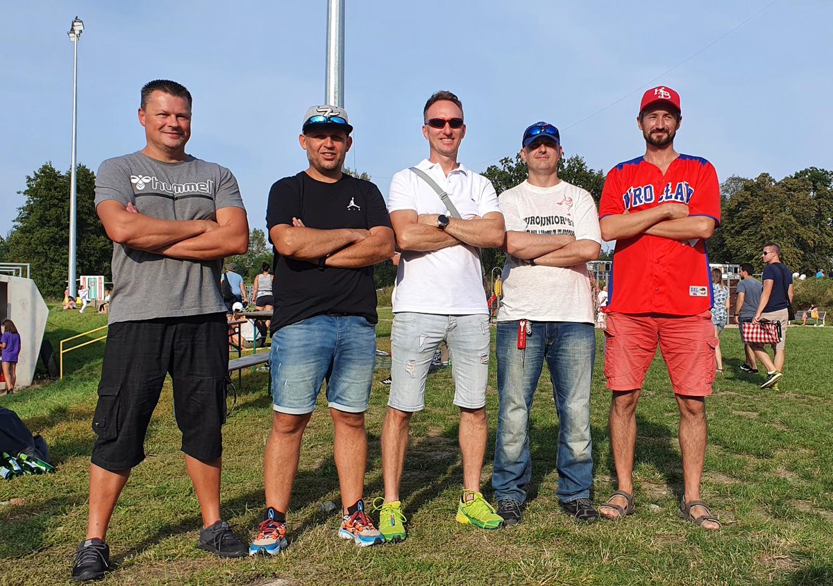 KSB_Wroclaw's tweet photo. Podczas meczu o mistrzostwo Polski - Wroclaw vs. Kutno - udalo sie zebrac zawodnikow grajacych sprzed 20 lat, ktorzy urodzili sie w Kutnie, a reprezentowali tez Wroclaw (AZS AWF) https://t.co/OZ6Db5iC5m