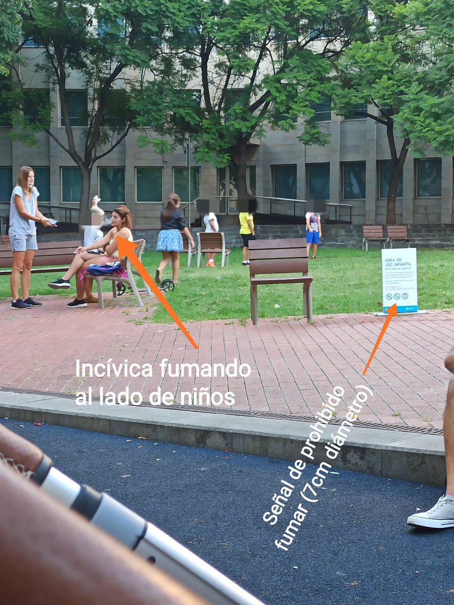Orion245's tweet photo. Petit Parc de l'Amistat. El Parc ple de nens i nenes i gent fumant a 4 metres d'una senyal de prohibició molt petita. @ajesplugues podría senyalitzar millor aquesta prohibició? Perque la de les caques dels  gossos esta ben gran. Per cert, la terrassa a 10cm també molt bé. https://t.co/qp0a736Kjt