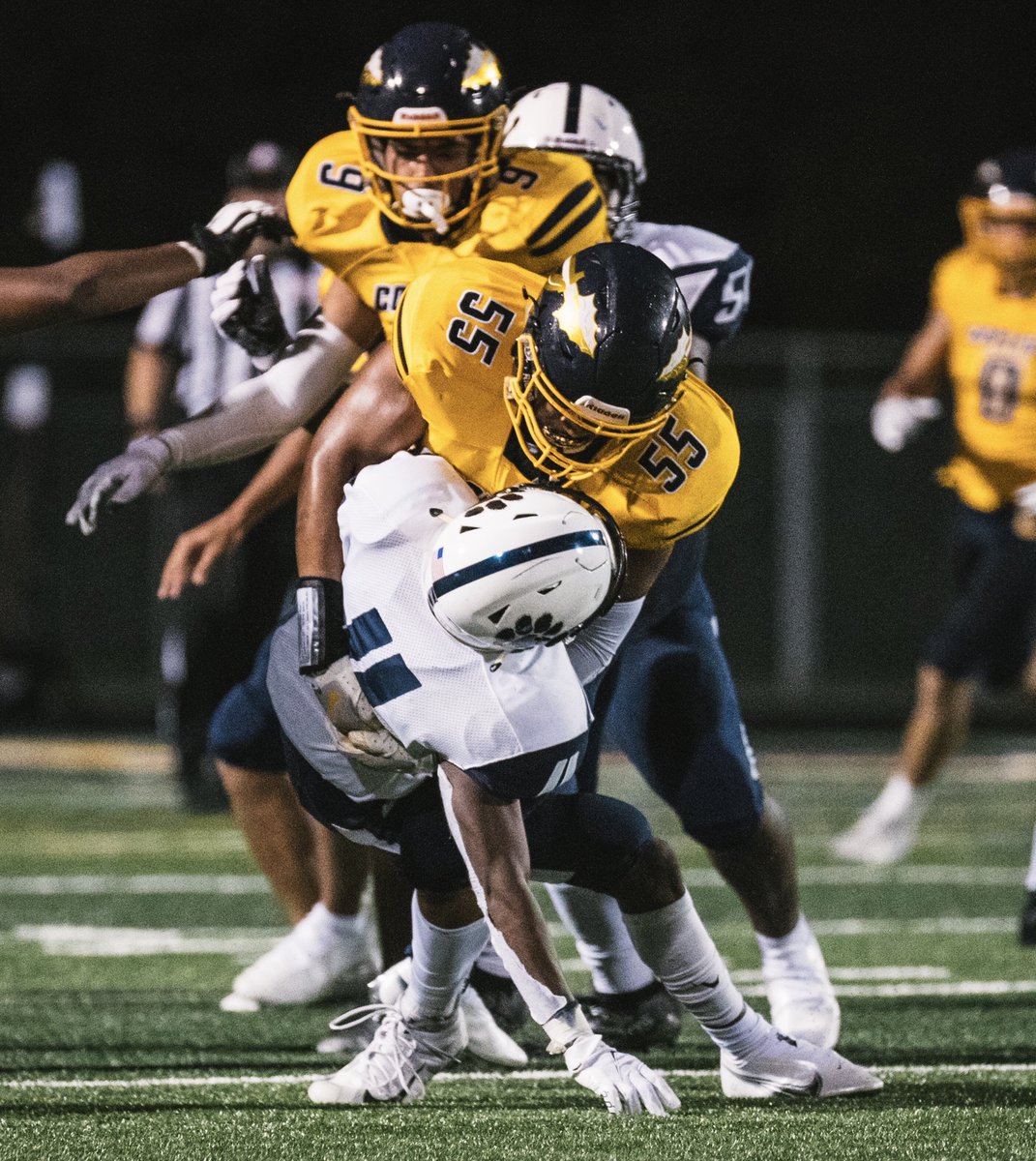 SPatriceRobinso's tweet photo. Traditional SENIOR NIGHT FAMILY PHOTO + a couple tackle shots of Landon @LandonRobinson compliments of @TonyJoeDavis 🙏🏼
#qualitydefense https://t.co/dnSHet3knr