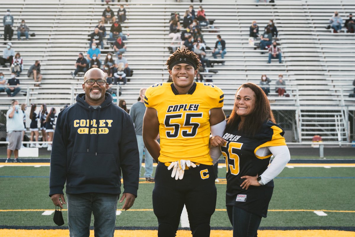 SPatriceRobinso's tweet photo. Traditional SENIOR NIGHT FAMILY PHOTO + a couple tackle shots of Landon @LandonRobinson compliments of @TonyJoeDavis 🙏🏼
#qualitydefense https://t.co/dnSHet3knr