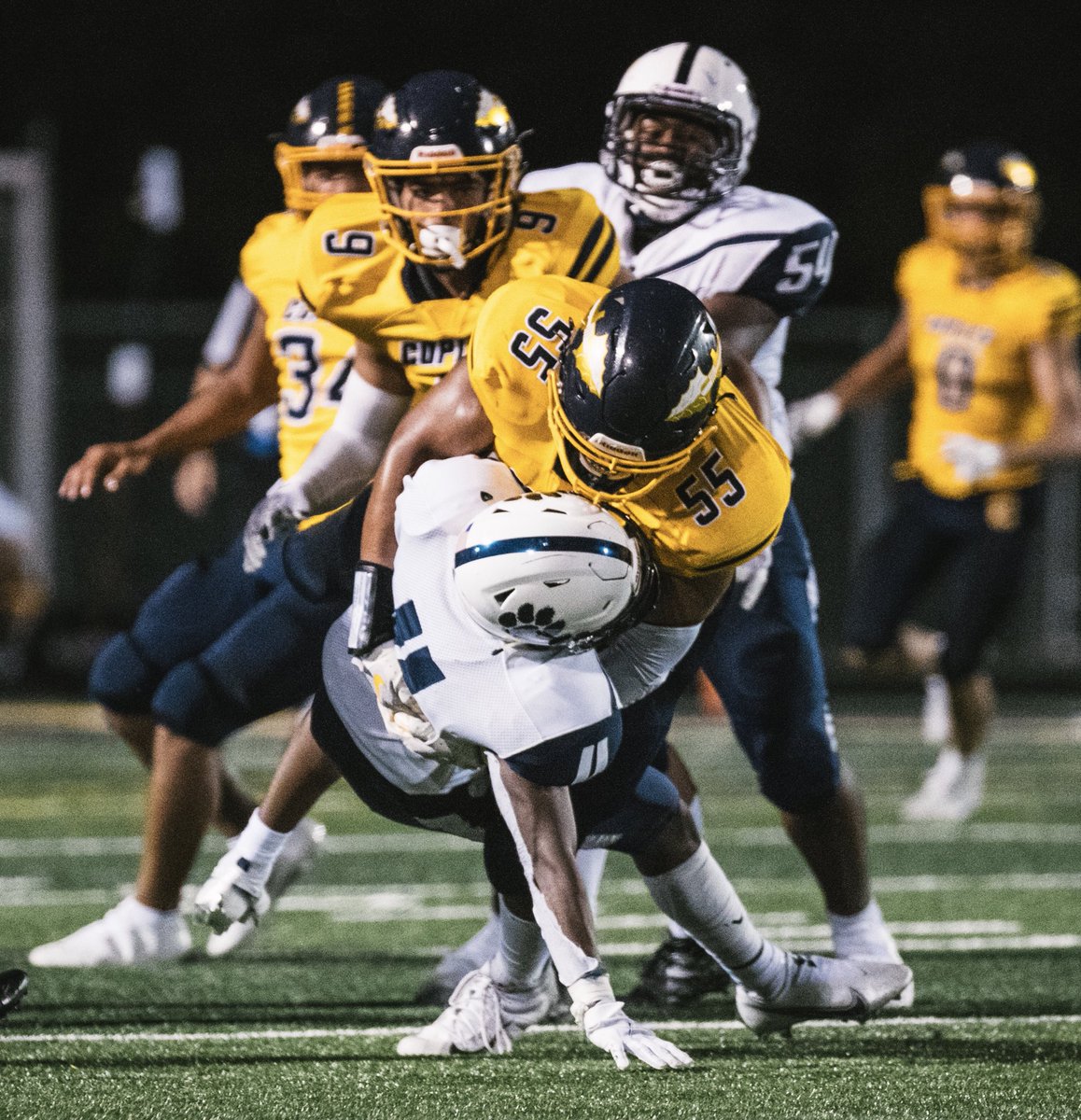 SPatriceRobinso's tweet photo. Traditional SENIOR NIGHT FAMILY PHOTO + a couple tackle shots of Landon @LandonRobinson compliments of @TonyJoeDavis 🙏🏼
#qualitydefense https://t.co/dnSHet3knr
