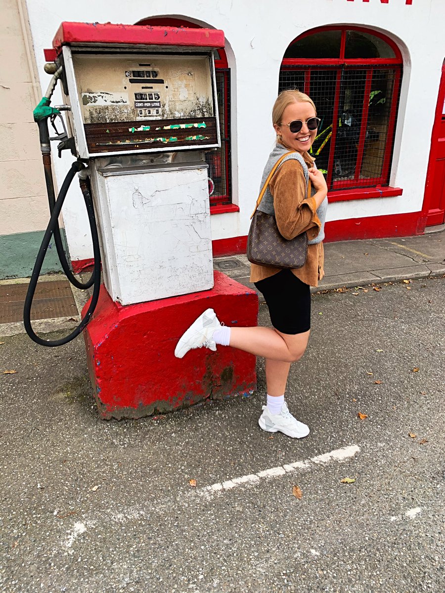 LauraMullett's tweet photo. Sweater weather 🍁🍂 Had planned a picnic date today with @RadioCleary but it was a bit chilly 😅 #Septemberfeels #cosyvibes #ootd https://t.co/7YJ9DHg04g
