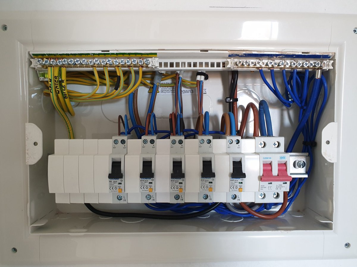 Lbgelectrical's tweet photo. British general dont always have to highlight bad installs https://t.co/kq02ZiwiFw