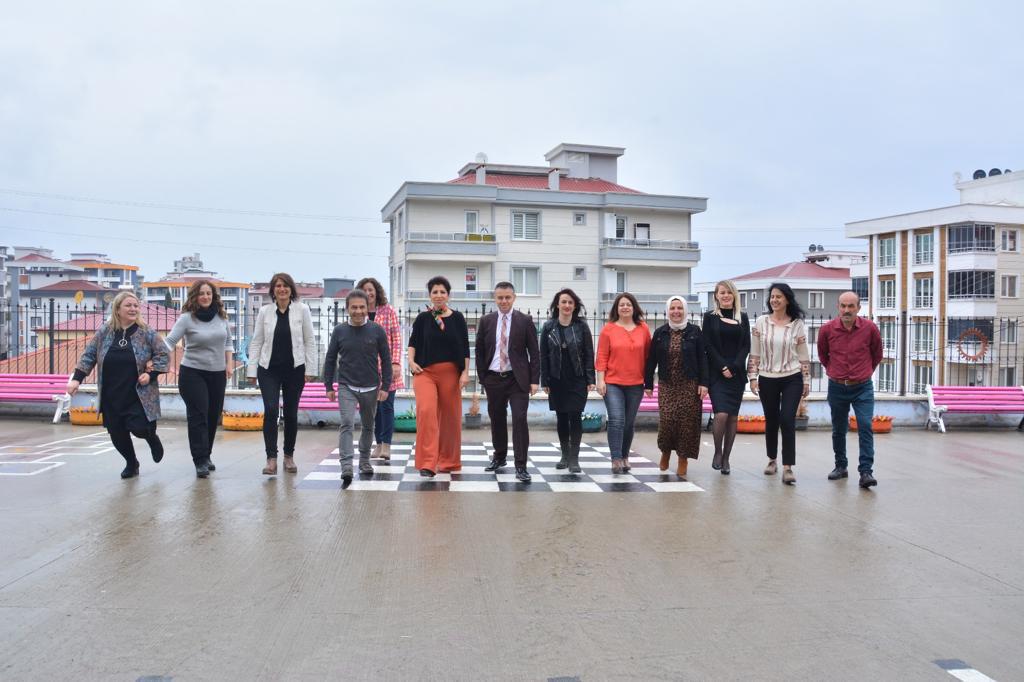 Kurupelit_io's tweet photo. Eğitim öğretim etkinliklerini yürütebilmek için birlik ve beraberlik içinde çalışan kadromuzla burası bizde.Aklınız kalmasın Ziya öğretmenimiz..#Burasıbizde @mert55k @eaglesalih55 @CoskunESEN57 @MurselCeylan19 @NejlaAkkaya @irfanyetik55 https://t.co/7k6GWWgqTX