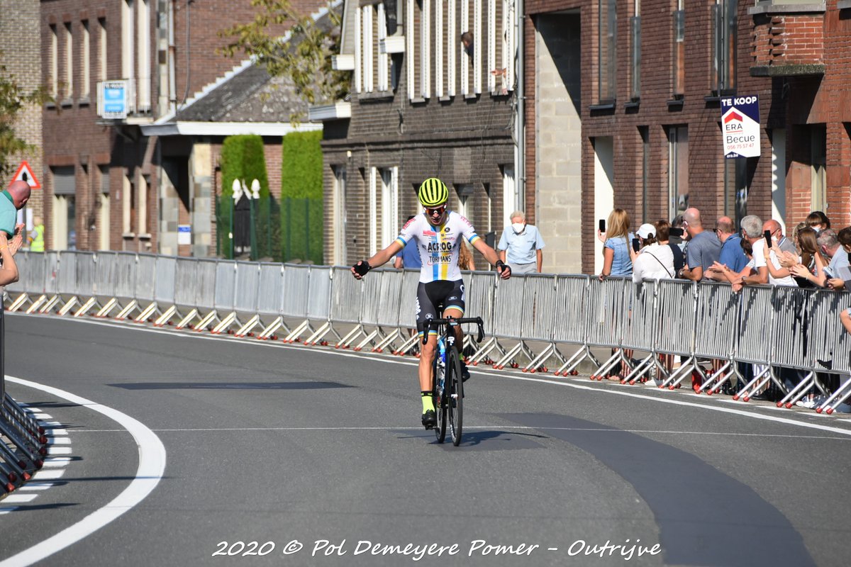 Pomerr's tweet image. Bij de junioren in Outrijve wint Debruyne Ramses de sprint voor Teerlinck Alexande en Pollefliet Gianluc.