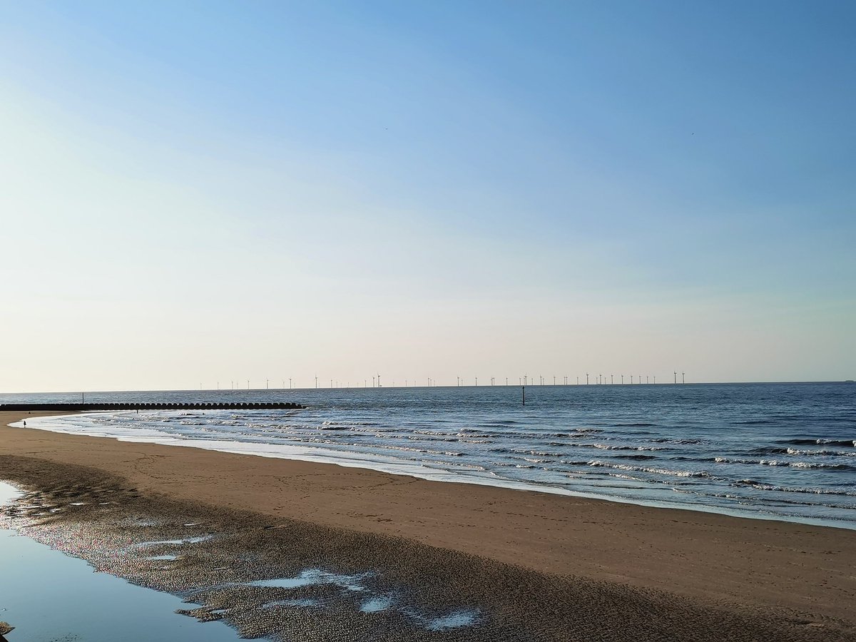 Hopewellcj's tweet photo. What a gorgeous evening. The Wirral Peninsula is the gift that keeps on giving.
Lovely mid September weather.
#wirral #wallasey #newbrighton #marinepoint #wirralviews #igerswirral #igersmerseyside #igersmersey #huawei #huaweip30#huaweiphoto #huaweicamera https://t.co/6JJ6ONslnt