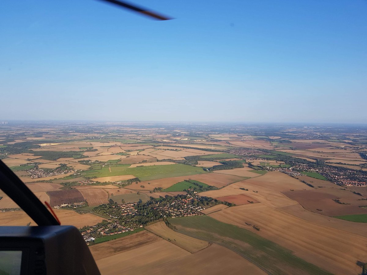 HelicentreUK's tweet image. Days don't get much better than today ☀️😎🚁 @city_airport #robinsonr22 #flying #flyinglessons #sunshine #helicharter #jetcharter info@helicentre.com