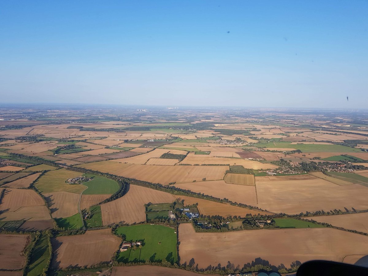 HelicentreUK's tweet image. Days don't get much better than today ☀️😎🚁 @city_airport #robinsonr22 #flying #flyinglessons #sunshine #helicharter #jetcharter info@helicentre.com
