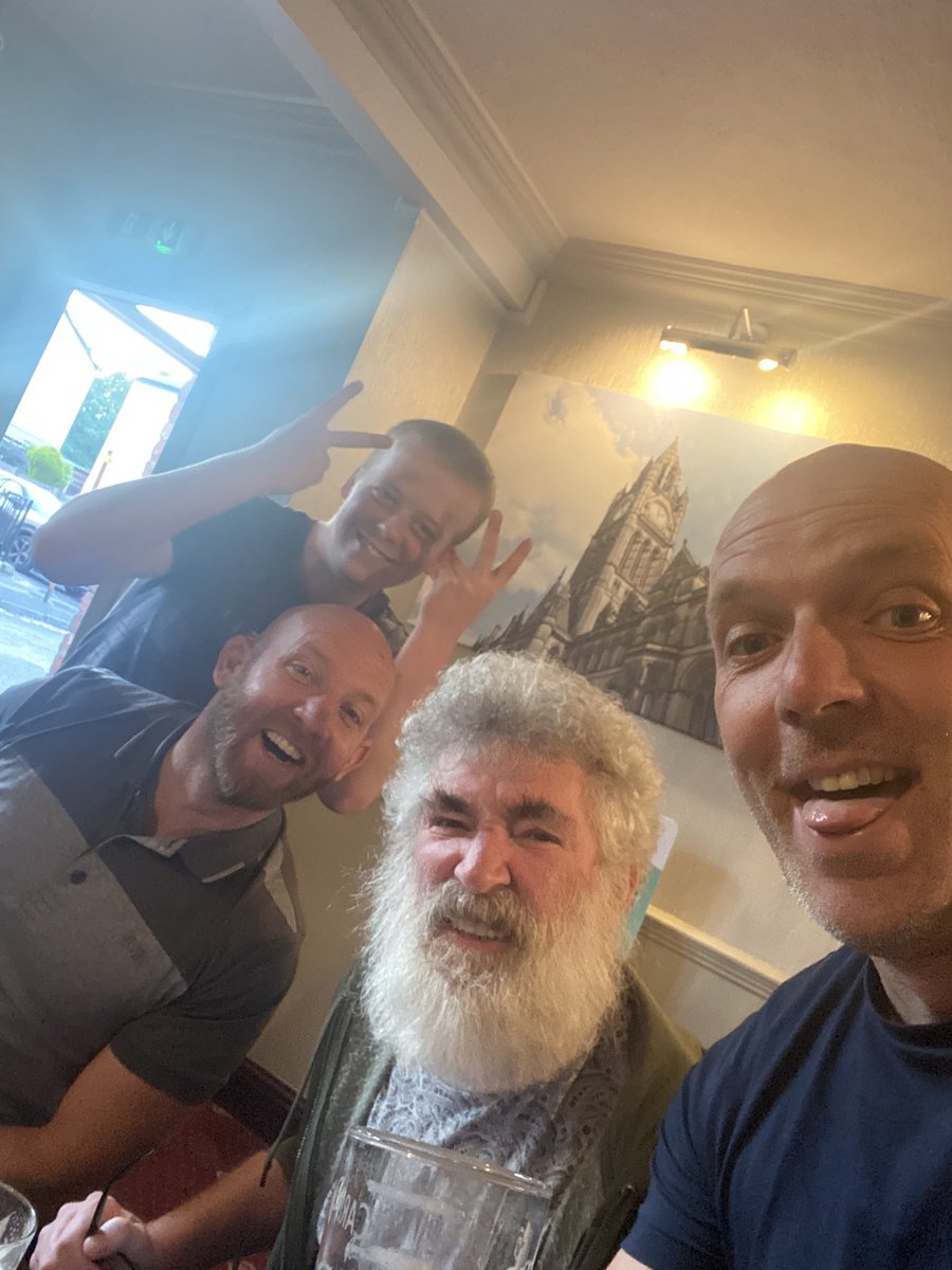 Escs_pcs's tweet photo. Having a cheeky one or two with @steveevets26  funny 😂 https://t.co/Ig4L9ElkSl