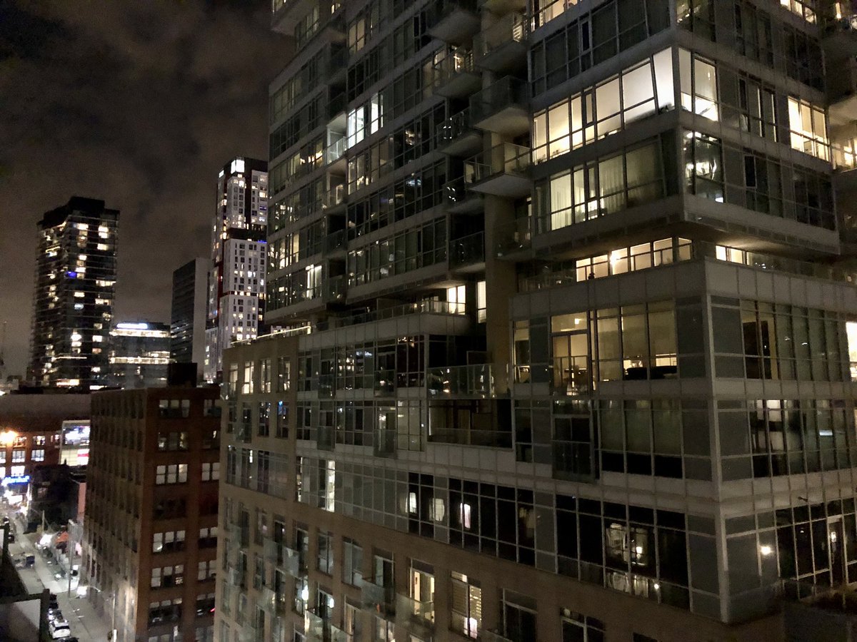 Roadrunnerz_28's tweet photo. City lights. #rearwindows #toronto 🌙✨🌃 https://t.co/c3HCHWNhOD