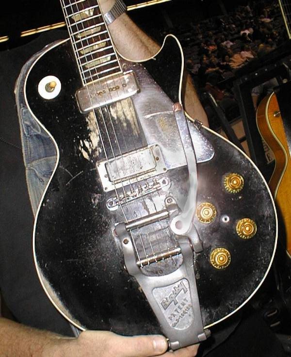 muerdekeroyo's tweet photo. Neil Young's Gibson Les Paul 'Old Black'. 1953 Les Paul Goldtop modified #guitar #Gibson #OldBlack #NeilYoung https://t.co/Ts71LKKpcg