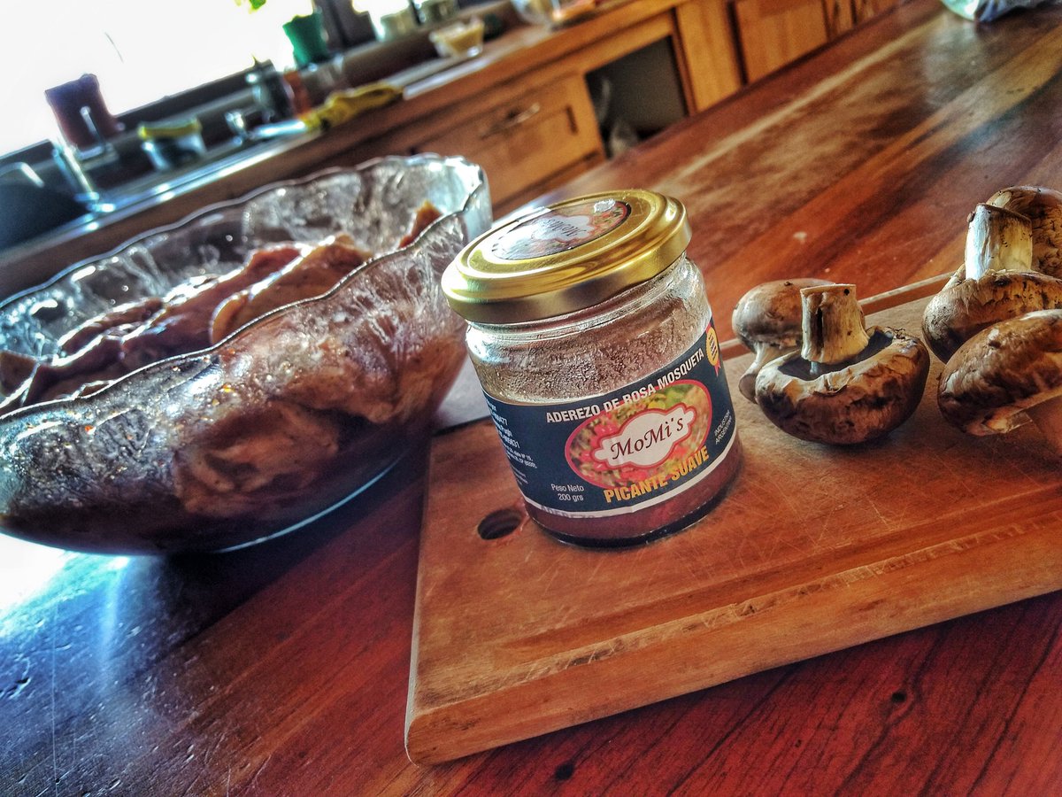Jacquietb2's tweet photo. Macerando alitas de pollo con salsa de rosa mosqueta picante por un lado. Un buen gin con pomelo y menta, tostadas al ajillo y hummus. Feliz Domingo para todos! @eduardopocai @esthera87554397 @aflo432 @falecomorenato @horizontelibre @PalosBeppler @GermanB81522924 @barradocamacho https://t.co/qSKqcMYihG