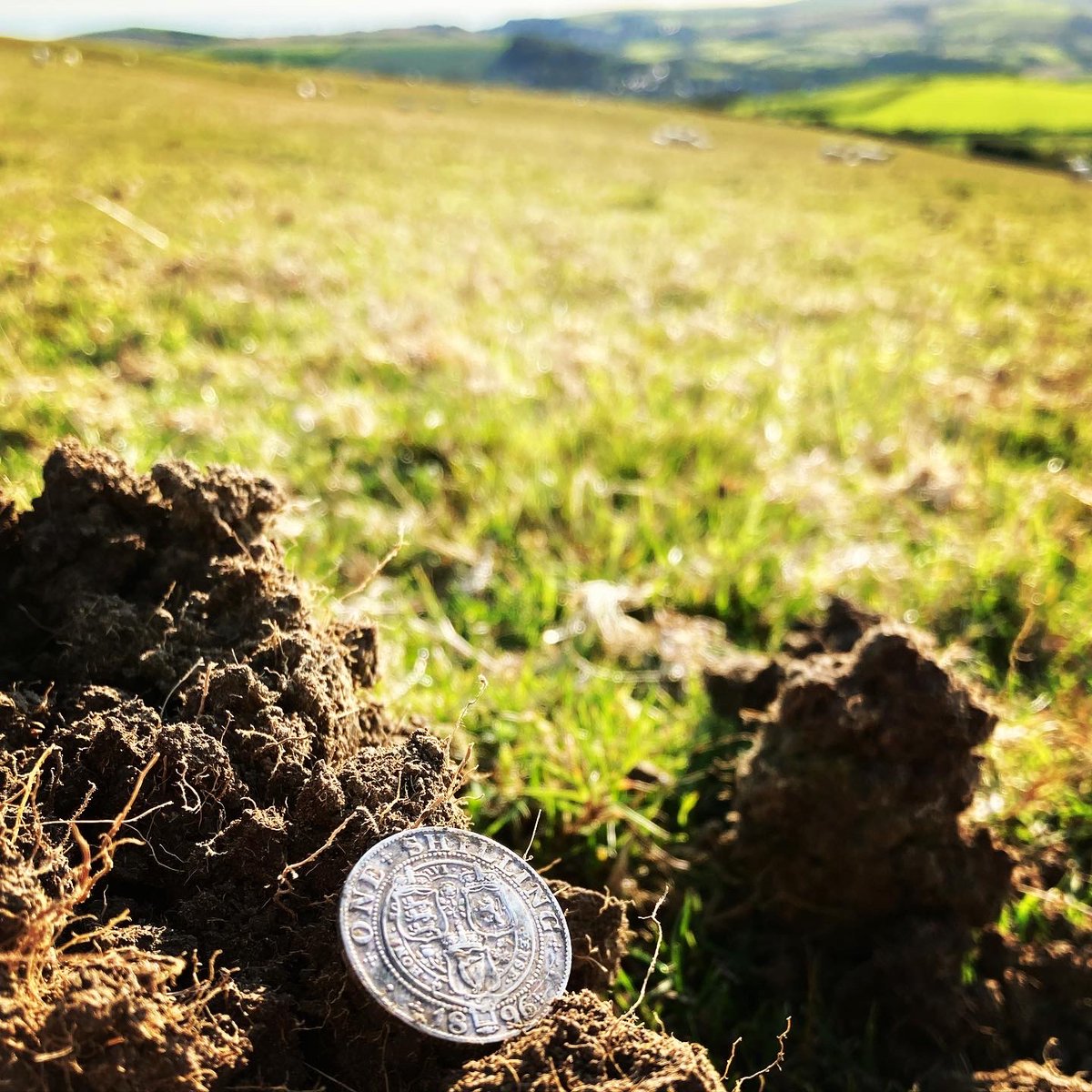 foundbysound's tweet image. Up for me today, a Victorian / antique silver chain / pendants and a lovely 1896 silver shilling of Queen Victoria in beautiful condition. Good day! 👌