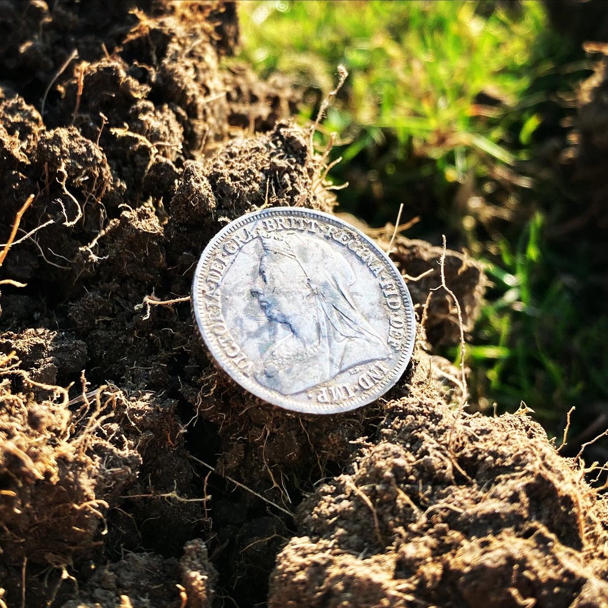 foundbysound's tweet image. Up for me today, a Victorian / antique silver chain / pendants and a lovely 1896 silver shilling of Queen Victoria in beautiful condition. Good day! 👌