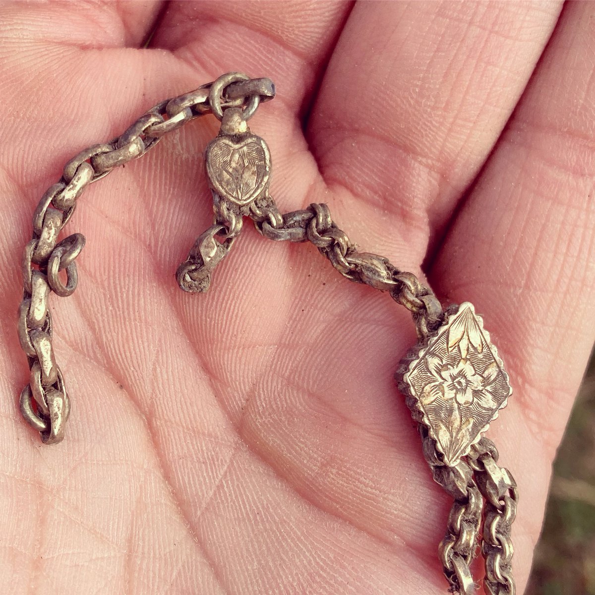 foundbysound's tweet image. Up for me today, a Victorian / antique silver chain / pendants and a lovely 1896 silver shilling of Queen Victoria in beautiful condition. Good day! 👌