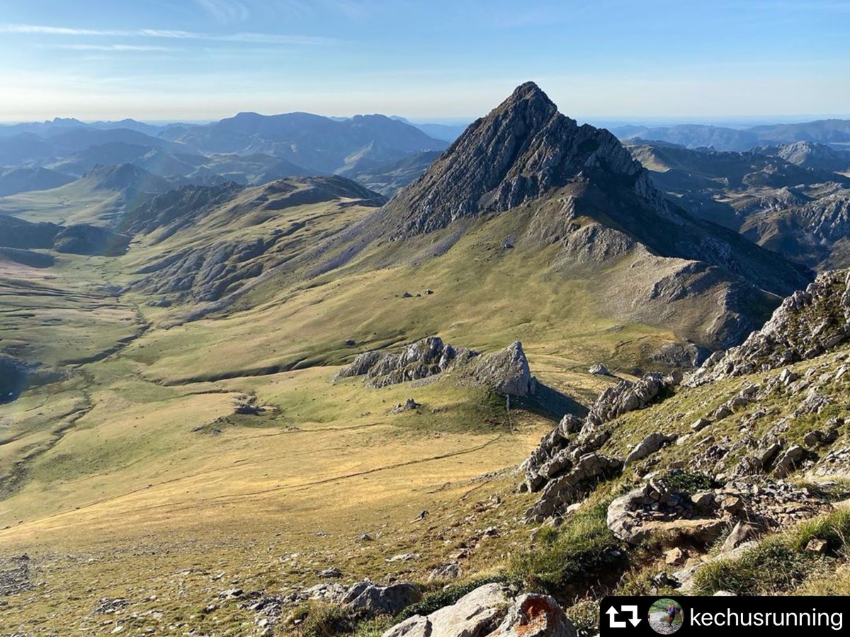 BasurdeEditions's tweet photo. ⚡️Aventura del día⚡️Adventure of the day⚡️
.
Peña Ubiña  ✨ - Photo by @kechusrunning 🎉 Enhorabuena! 
.
#BeAdventurer trailrunning #peñaubiña #peñaubiñagrande #salomonrunning #skyrunning #trailrunning #ilovemountains #ilovetrailrunning #basurde #besttrail #runchat… https://t.co/0NQMl9WKgg