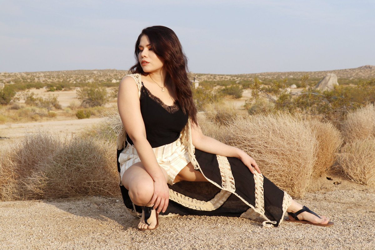 JessiMaiJ's tweet image. 🌵 I want to go outside again.  How does one go places in California without a car and bad anxiety when it comes to driving a car? 🌵 #stuck #pedestrian 
Photography by @shortyk08 
. . .
#calisun #desertlife #highdesert #summerfashion #forever21 #foreveryoung