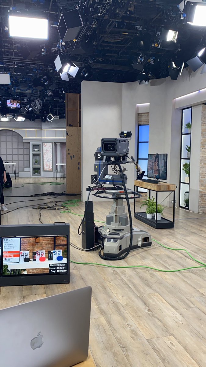 .<a href="/miceal/">Míceál Murphy 🇪🇺🏳️‍🌈💙</a> and I are like right now on <a href="/qvcuk/">QVC UK</a> 📺 Join is if you can #qvctech