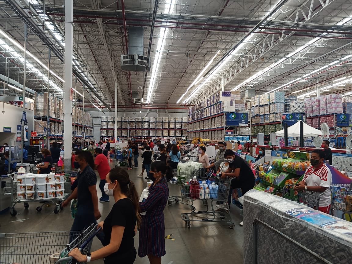 RayZubiri's tweet photo. Así estamos @SamsClubMexico sin respetar medidas de sana distancia amontonando a la gente, sin cajas abiertas #SamsClub #Periferico #Puebla Ojo autoridades RT https://t.co/jNhJfmCFeq